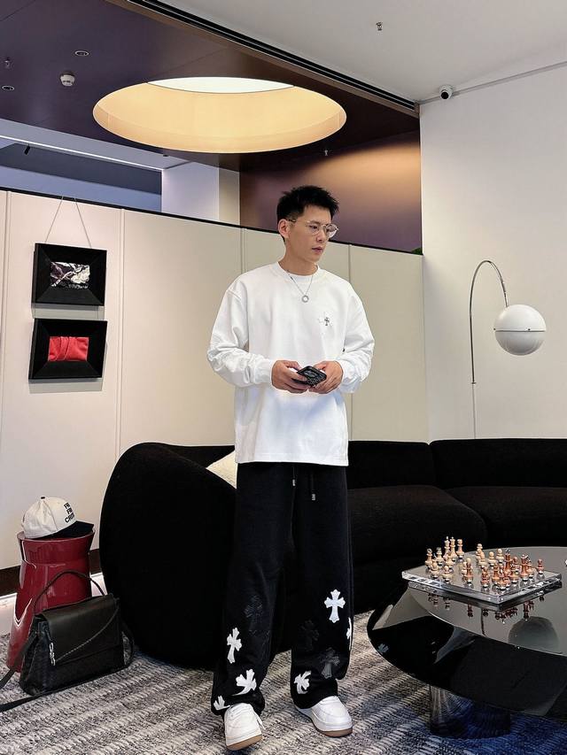 衣服 ，裤子 。Chrome Hearte 克罗心 Ch 新款 十字架马蹄克罗心梵文 立体贴布秀工艺，水洗磨破，双面棉面料，同缸定染特种加粗32支双股1X1螺纹