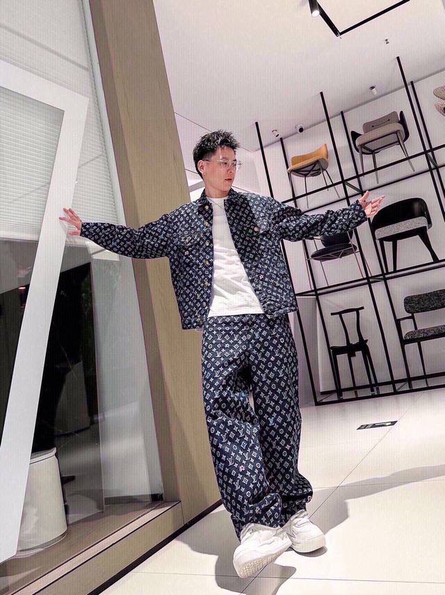 裤子 。外套 Lv Tyler联名绣花长袖衬衫牛仔裤套装，Tyler联名系列。原版开发斜纹全棉提花丹宁牛仔材质，提花图型大小间距相同，图形宽窄一致，质感十足。