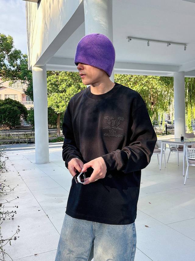 裤子 ，衣服 。爆款上架，驴牌Lv 新款长袖。设计经典Lv字母立体刺绣 贴补 元素融合打造本季必入专柜爆款，定制新疆纯棉面料 舒适度、亲肤感极高。前幅品牌最新元