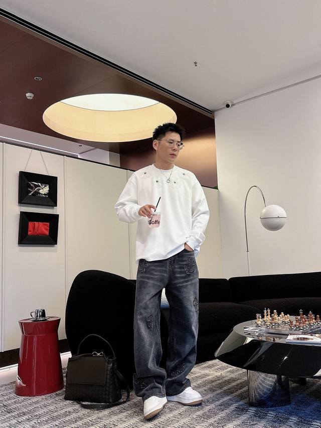 衣服 ，裤子 。Ch克罗心 十字架马蹄克罗心梵文烧花 水洗磨破款长袖 质感纹路潮牌十足 原身布激光烧花贴布绣 字母精致刺绣 绝佳的爆款。 颜色:黑色 白色 码数