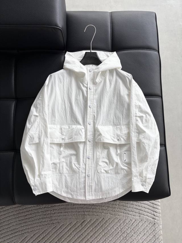 马吉拉 最新男帽男女必备款外套，棉质感，褶皱效果展现质感 舒服透气，柔软舒适，上身高端又奢华，足够场面的档次，这款外套无不骄傲的让你满意有面子 颜色:黑色 白色