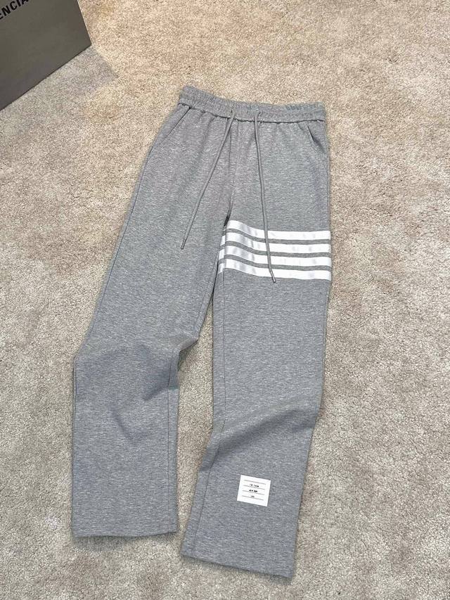 裤子 ，衣服 。Tb*裤子最新有致系列，简约大气的设计气质感爆棚，潮男潮女们秋冬必备单品！ 采用客供独家进口定制面料，面料表面非常有质感显而易见，顶级洗水工艺，