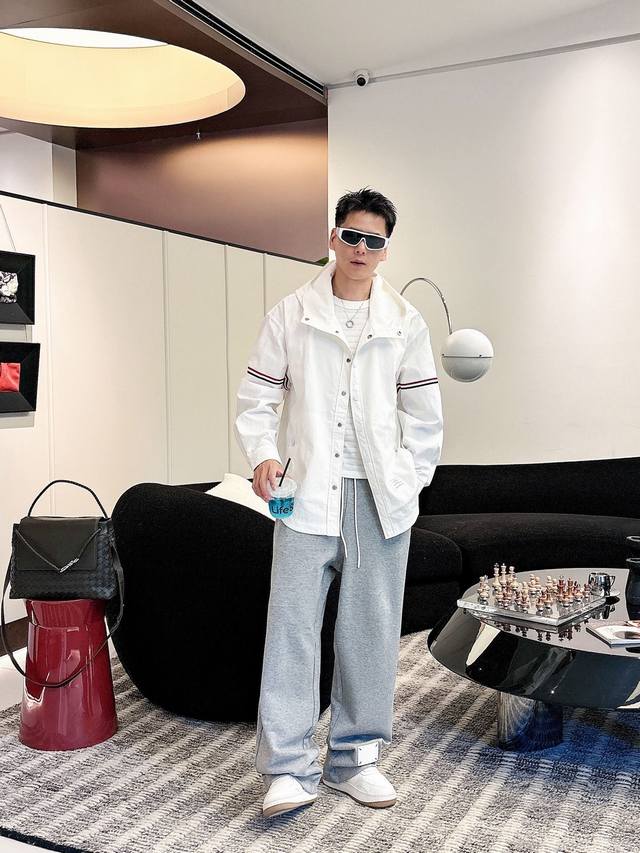 外套 ，裤子 。Tb 最新男帽同款必备款外套，棉质感，褶皱效果展现质感 舒服透气，柔软舒适，上身高端又奢华，足够场面的档次，这款外套无不骄傲的让你满意有面子 颜