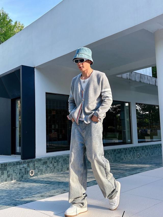 裤子 ，外套 Th。Omb，Row*E汤姆*朗新款男女同款针织毛衣外套，今年的专柜新品，男女同款超软面料！时尚都市百搭款，今年必定超火爆，秋冬必备神器，质感独特