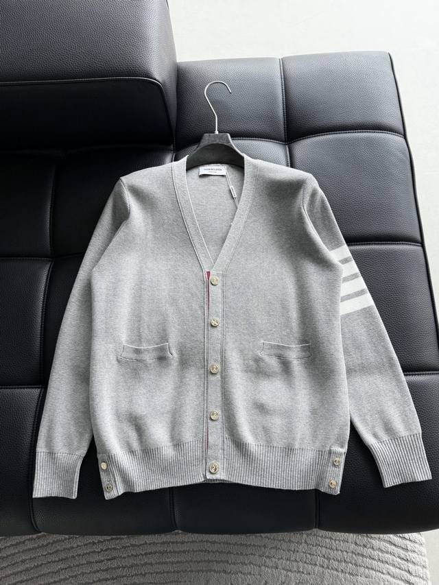 Th。Omb，Row*E汤姆*朗新款男女同款针织毛衣外套，今年的专柜新品，男女同款超软面料！时尚都市百搭款，今年必定超火爆，秋冬必备神器，质感独特，手感柔嫩顺滑