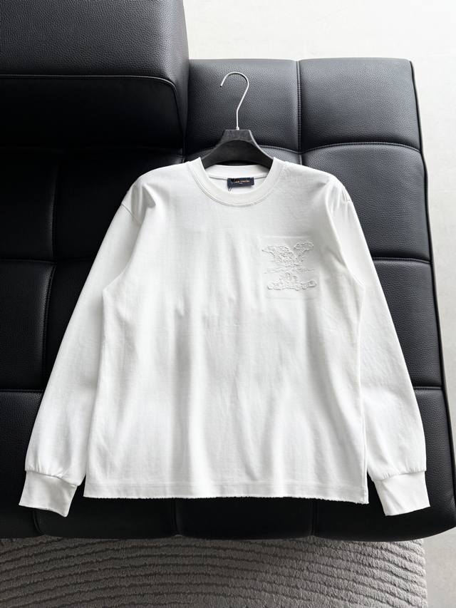 爆款上架，驴牌Lv 新款长袖。设计经典Lv字母立体刺绣 贴补 元素融合打造本季必入专柜爆款，定制新疆纯棉面料 舒适度、亲肤感极高。前幅品牌最新元素，经典时尚。休