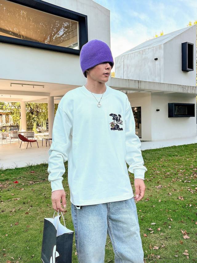 裤子 ，衣服 爆款上架，驴牌Lv 新款长袖。设计经典Lv字母立体刺绣 贴布 元素融合打造本季必入专柜爆款，定制新疆纯棉面料 舒适度、亲肤感极高。前幅品牌最新元素