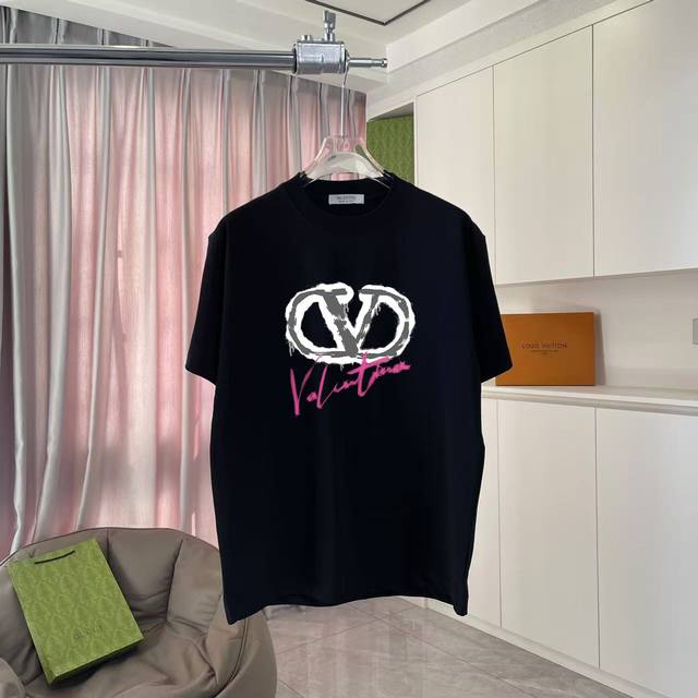 Valentin*华伦2025秋季新款 个性字母Logo印花 定制面料300G 短袖T恤 男女同款 尺码：S M L Xl Xxl 五个码 颜色：黑色 白色 湖