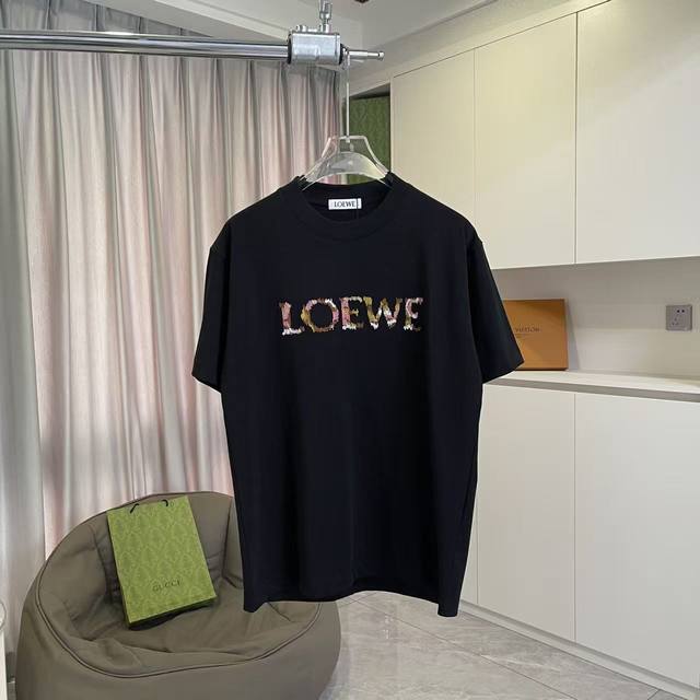 Loew*2025秋季新款 个性字母Logo绣花 定制面料300G 三标齐全 短袖T恤 男女同款 尺码：S M L Xl Xxl 五个码 颜色：黑色 白色