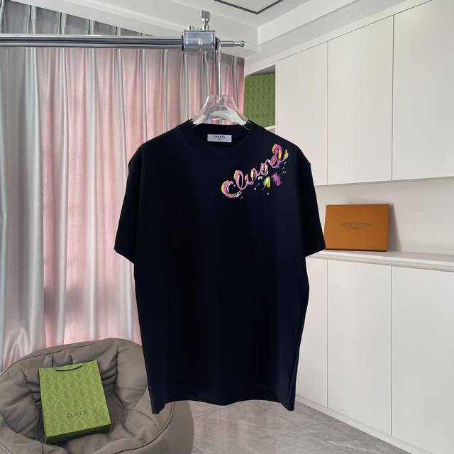 Chane*小香2025秋季新款 双C字母Logo印花 短袖T恤 定制面料300G 男女同款 尺码：S M L Xl Xxl 五个码 颜色：黑色 白色 湖绿色