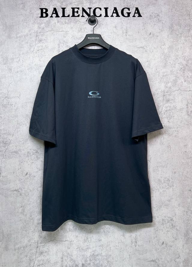 Balenciaga巴黎世家顶级版本1:1官网品质 Ss25最新 字母刺绣蓝色英文Logo短袖T恤 采用巴黎定制纯棉面料260G双纱精梳纯棉，十字螺纹圆领领口落