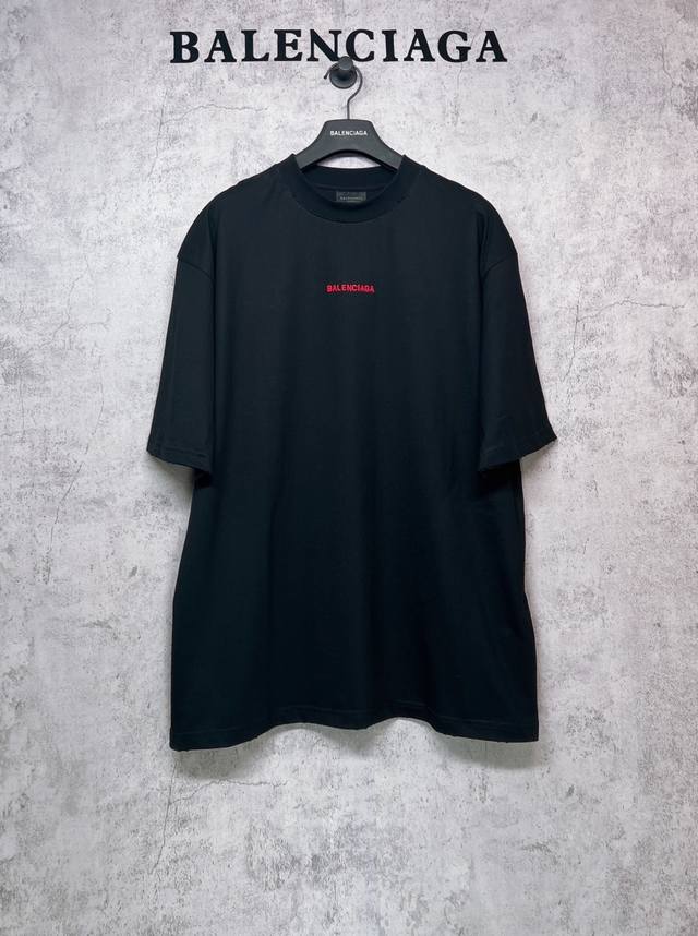 Balenciaga巴黎世家顶级版本1:1官网品质 前后面刺绣割破短袖T恤 采用平纹针织面料，正面和背面饰以Balenciaga 蓝色艺术作品刺绣，进口机出品