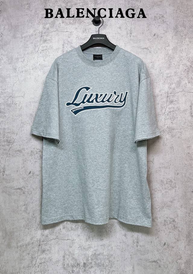 Balenciaga巴黎世家顶级版本1:1官网品质 2025Ss 联名Luxury字母贴布磨破做旧短袖T恤 面料采用32S260G双纱精梳棉 厚感度十足 万针刺