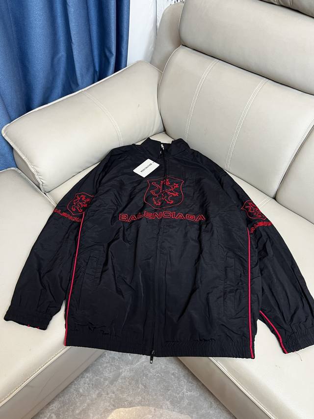 款号：Q30 上新 Balenciaga 巴黎世家新款Lion Club曼联运动冲锋衣外套- 酷盖必备 Balenciaga 曼联刺绣冲锋衣 潮流玩家们，Bal