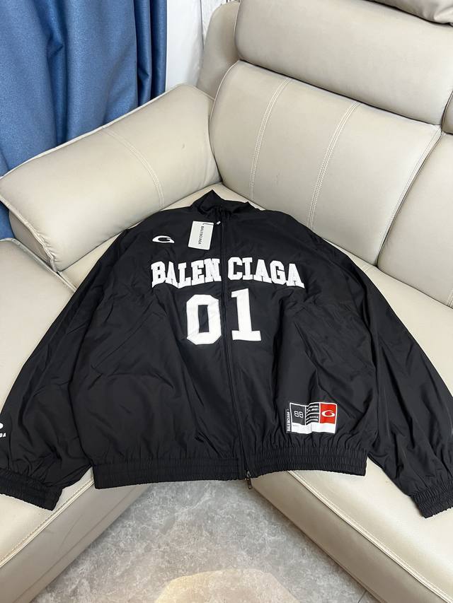 款号：Q29 上新 Balenciaga* 巴黎世家 25Ss 复古篮球字母印花拉链长袖夹克外套- Bal 25Ss足球运动夹克 赋予夹克轻盈挺括的质感与卓越的