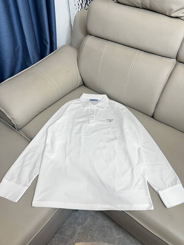 款号Q25 普拉达 2025Ss新品时尚休闲翻领单穿商务休闲高档精纺纯假两件长袖翻领 Polo衫 舒适保暖！抗起球不刺激皮肤，可贴身穿，奢华经典元素设计！没有过