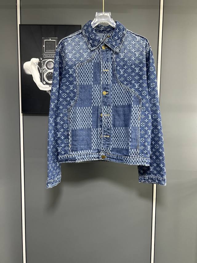 高品质 1V 路易 25Fw 菲董联名系列棋盘格老花满印牛仔外套 轻奢主义 男女日常通勤穿搭必备单品 正确版本 随意对比 详细特征 以水洗Marque 1. V