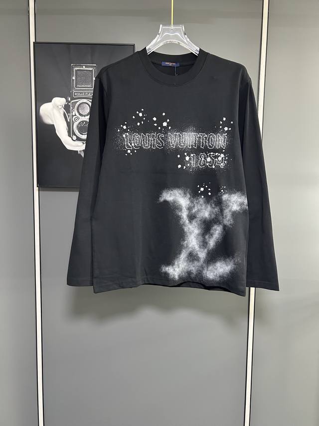 驴家 Lv 路易 2025新款 绘画涂鸦字母字母Logo 定制皮章 男女同款 长袖T恤 定制280克重纯棉面料 定染32支双股螺纹 领标吊牌主唛三标齐全 颜色：
