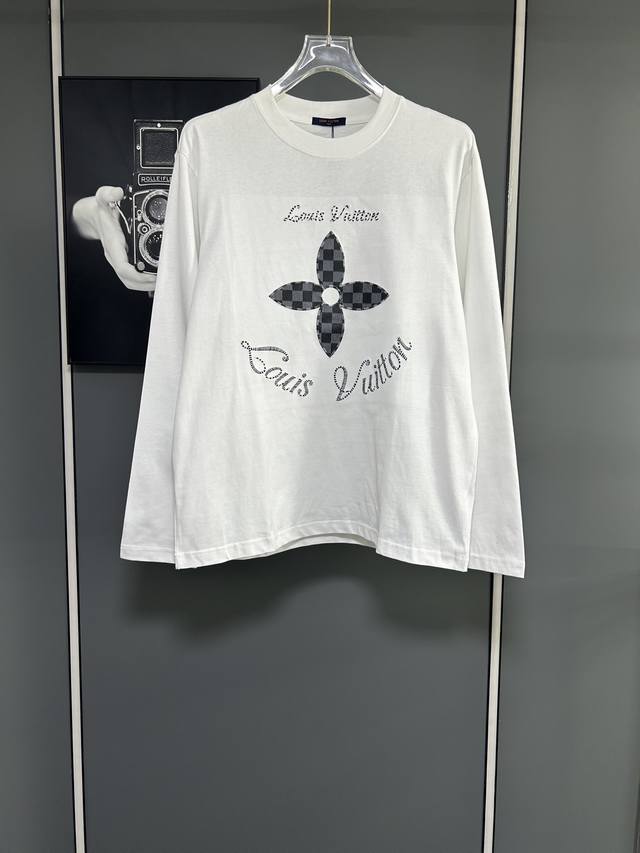 驴家 Lv 路易 2025新款 棋盘格刺绣四叶草字母Logo 定制皮章 男女同款 长袖T恤 定制280克重纯棉面料 定染32支双股螺纹 领标吊牌主唛三标齐全 颜
