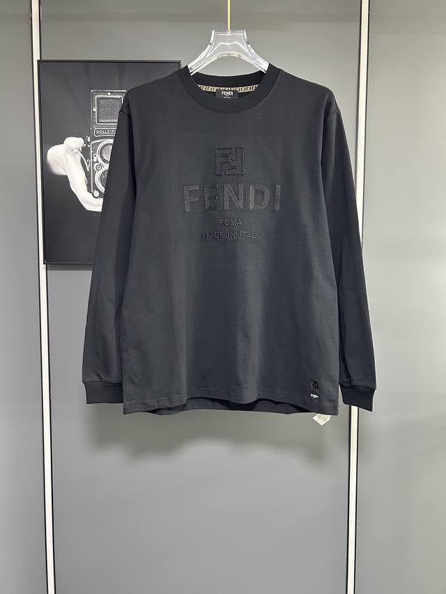 Fendi 芬迪 2025新款 重工刺绣字母Logo 男女同款 长袖T恤 定制280克重纯棉面料 定染32支双股螺纹 领标吊牌主唛三标齐全 颜色：白色 尺码：X