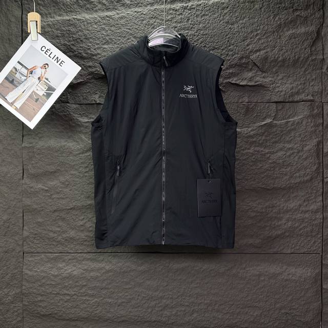 小鸟2025新款字母印花Logo情侣款立领拉链马甲 高版本高版本 面料采用聚酯纤维复合防水面料 双层内里 网红明星同款 高版本 高 品质 面料防水处理，耐磨、轻