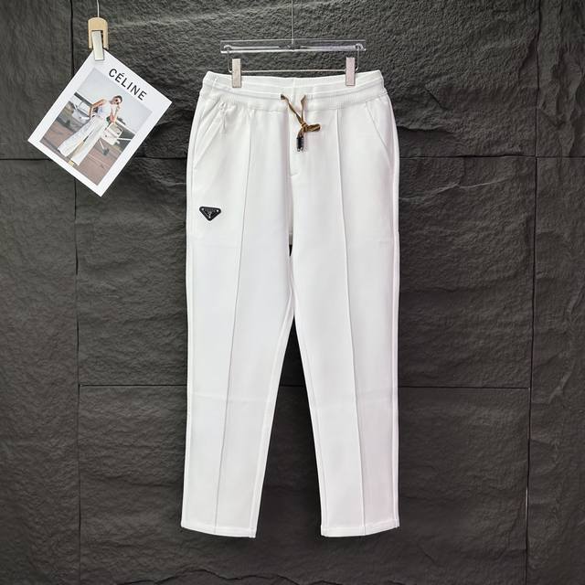 普拉达2025新款三角徽章情侣款宽松直筒长裤 高版本高版本 原版面料 数码直喷印花工艺 网红明星同款 高版本 高 品质 面料采用高克重华棉面料 手感非常舒服 时