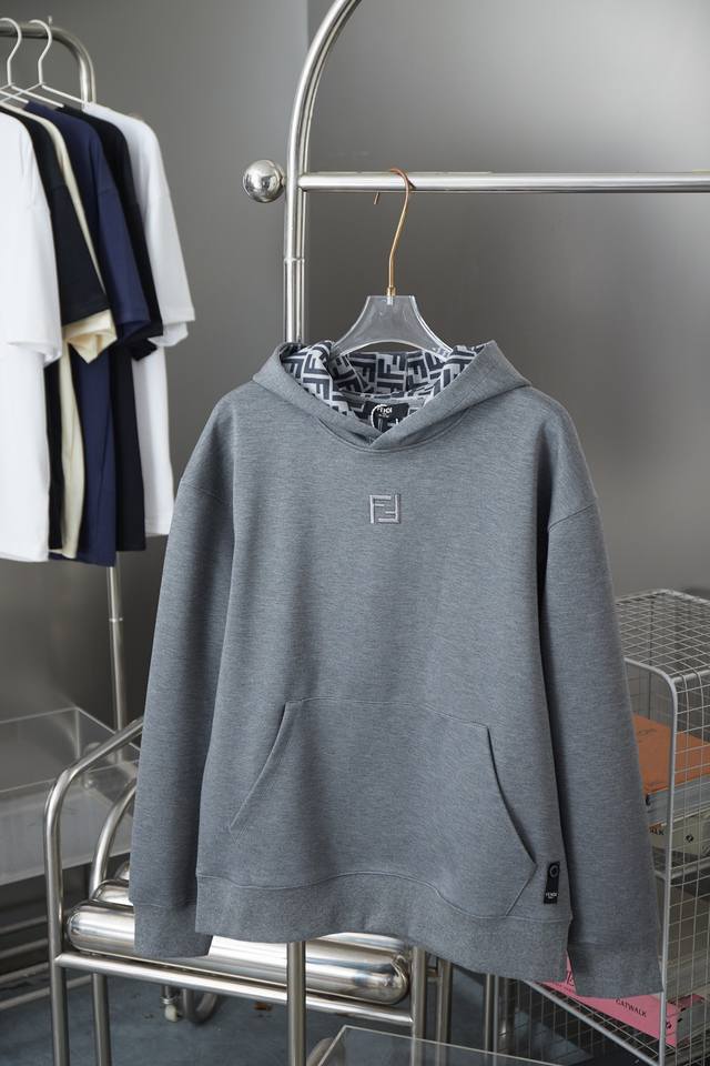Fen＊Di 25Fw秋冬 Ff标志刺绣连帽卫衣 轻奢主义 男女日常通勤穿搭必备单品 正确版本 欢迎对比 详细特征 采用480克双层奢柔空气棉面料 数码直喷印花