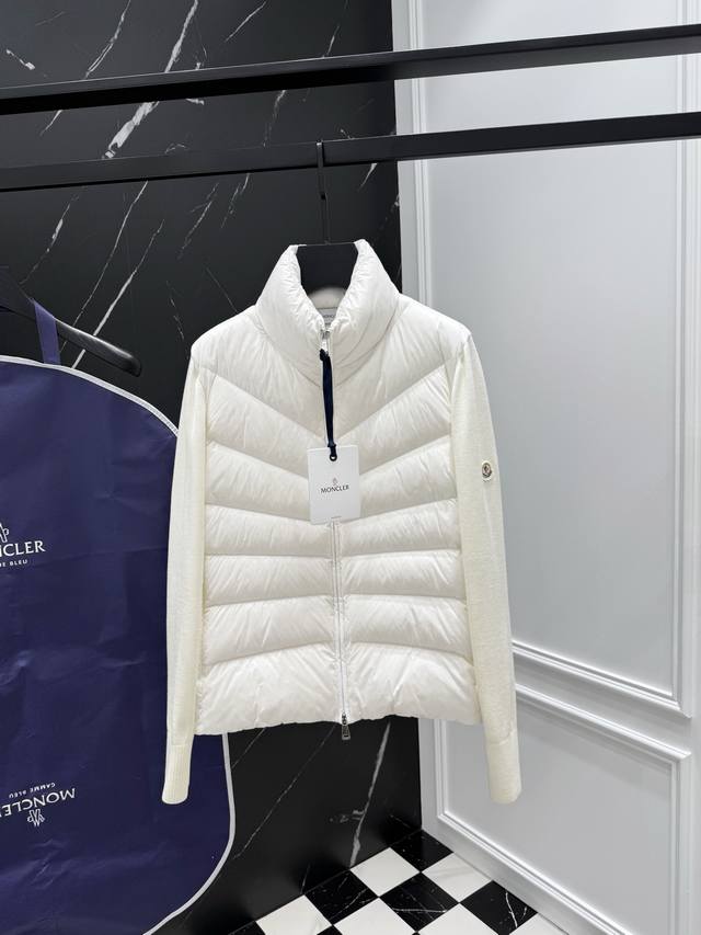 2025秋冬新款原版1:1订制五金配件全进口原版定制 欢迎专柜对比 绝对的高品质 采用顶级95白鸭绒 超柔软 充羽量蓬松饱满 超级重工 面料做工杠杠的版型完美