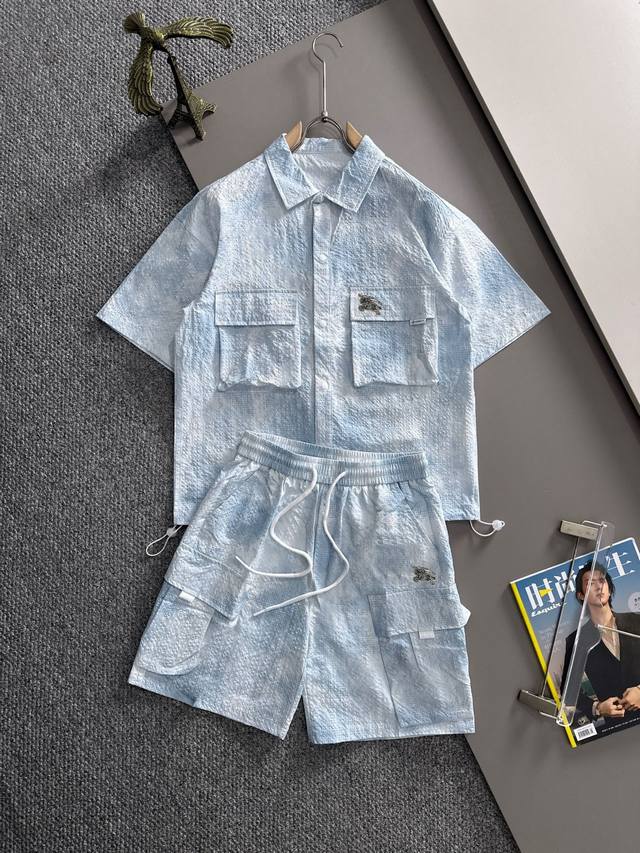 巴宝莉2025新款夏季情侣休闲套装，细节精致高级，高级感满满。定制高端液氨棉面料，上身挺括有型，舒适不紧绷。干净利落的剪裁都市风十足，穿上心情就好，高端潮流时尚