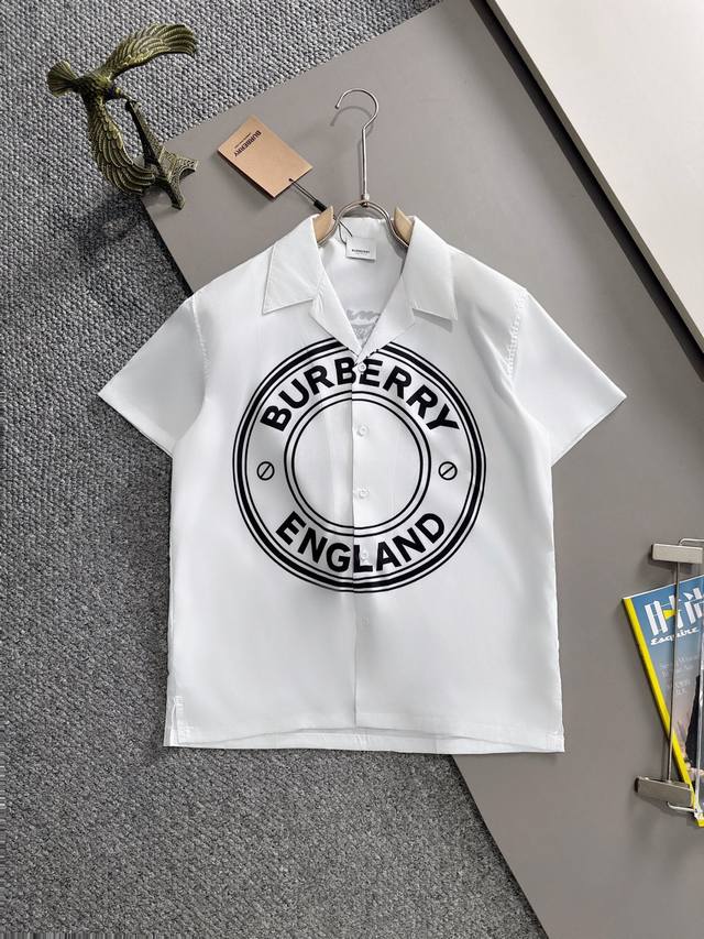 巴宝莉2025夏季经典Logo设计满印衬衫，轻薄棉质全身数码印花，采用优质聚酯纤维面料，精心打造标准版型，休闲时刻百搭款！经典Logo非常养眼醒目，彰显出高奢的