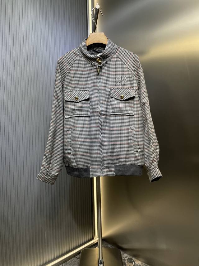 Miumiu 刺绣条纹格子外套 面料：采用50支4股纯棉毛料，定制1：1格子条纹面料。面料多色定染后，采用4股工艺做法缠绕织出。 面料：内衬采用高密斜纹丝棉衬布