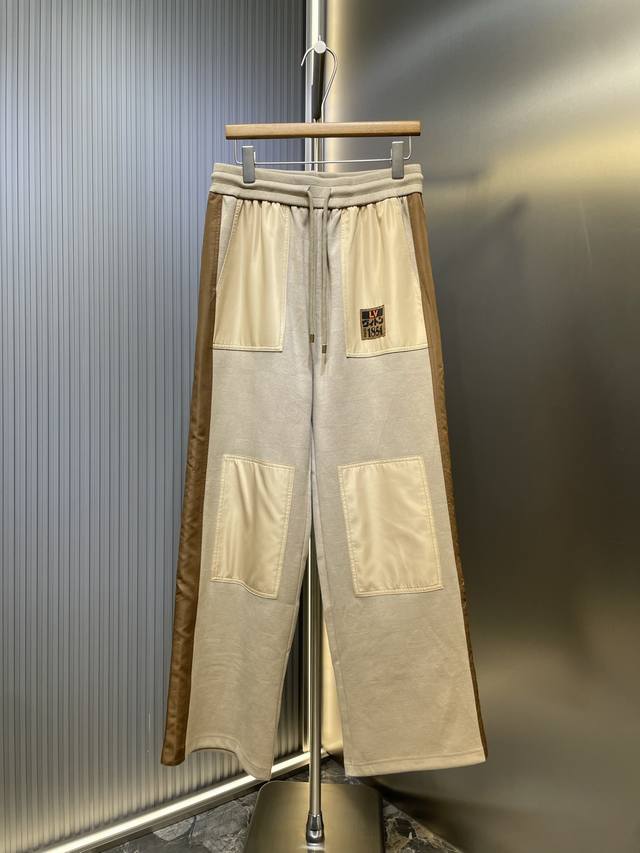 Lv 路易 Nigo联名暗纹棋盘格撞色长裤 珠地棉混纺衣身拼接撞色嵌饰，动感气息不言而喻。袋鼠口袋刺绣 Japan 标签，致意本季与日本设计师 Nigo 的联袂