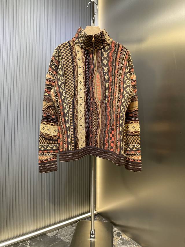 Lv路易威登 25Fw 联名Nigo系列 Monogram花提花重工半拉链立领毛衣 重工定位立体撞色嵌花工艺贯穿时髦高级感！瑞士机织定位嵌花工艺，高级粉嫩配色