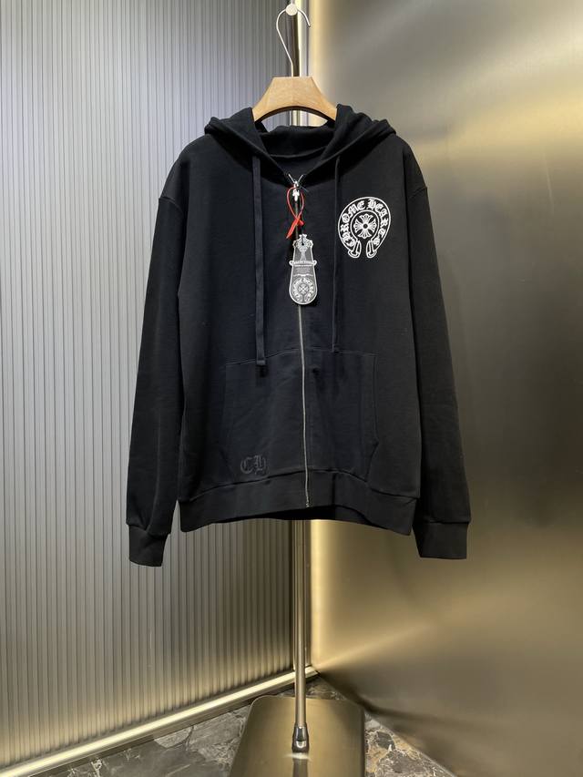 Chrome Hearts 字母印花拉链外套 定制素缂苏绒棉布 细腻平滑 舒适贴肤 以深邃黑色为底 素白线条利落进裂 前幅十字花图腾精准点缀于胸前 而灰暗的Ch