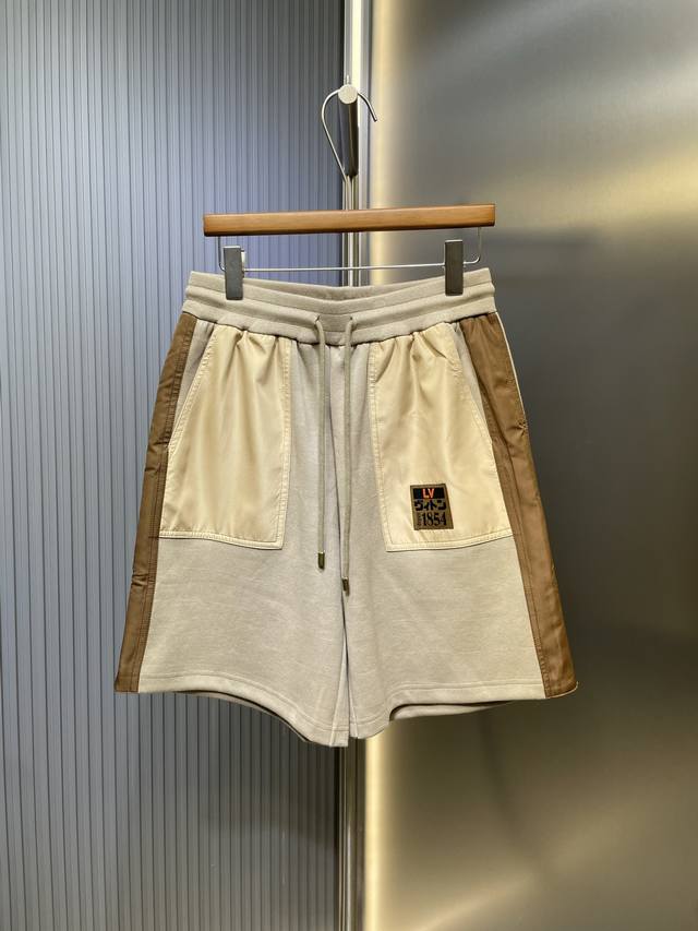 Lv 路易 Nigo联名暗纹棋盘格撞色短裤 珠地棉混纺衣身拼接撞色嵌饰，动感气息不言而喻。袋鼠口袋刺绣 Japan 标签，致意本季与日本设计师 Nigo 的联袂
