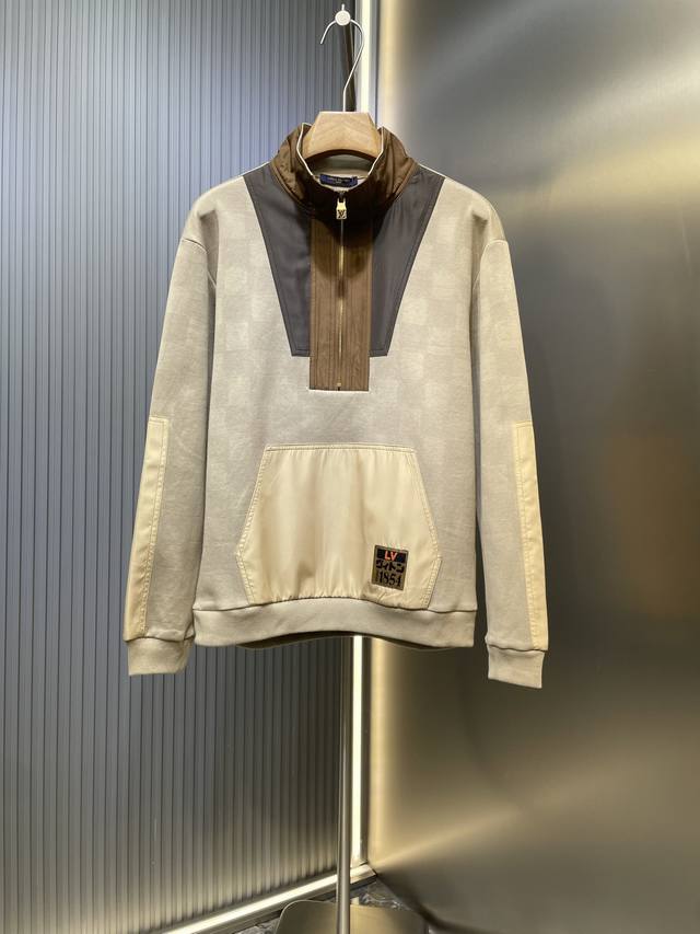 Lv半拉链撞色工装卫衣 本款半拉链套头衫为 Damier珠地棉混纺衣身拼接撞色嵌饰，动感气息不言而喻。袋鼠口袋刺绣Ljapan标签，致意本季与日本设计师 Nig