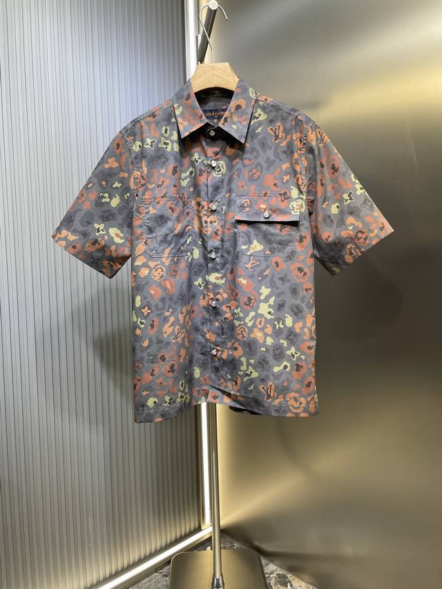 Louis Vuitton 短袖衬衫 18456购入开发 面料：印花面料 版型：合身版 描述：采用定制印花面料匠心制作，质感卓越，舒适柔软，亲肤透气，胸口饰以口