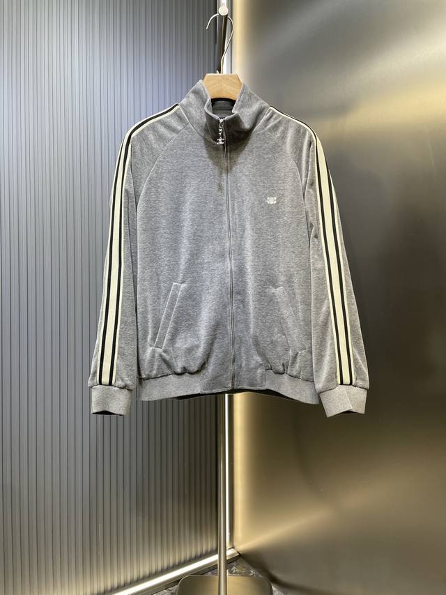 Celine 凯旋门刺绣夹克 定制云柔双生绒雾棉缎 细腻柔滑 贴肤如云朵包裹 以高级灰为主基调 低调而富有内涵 标志性Celine凯旋门刺绣在灰雾绒面上苏醒 辨