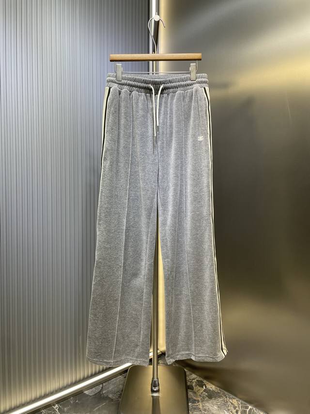 Celine 凯旋门刺绣长裤 定制云柔双生绒雾棉缎 细腻柔滑 贴肤如云朵包裹 以高级灰为主基调 低调而富有内涵 标志性Celine凯旋门刺绣在灰雾绒面上苏醒 辨