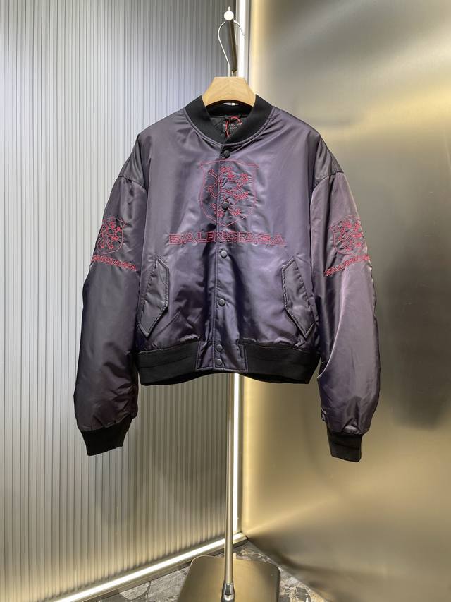 Balenciaga 巴黎 25Ss Lion Club 曼联飞行棉服夹克外套 订做70D高支高密台湾Nc斜纹布100%锦纶面料 面布自然光下为黑紫 室内灯光或