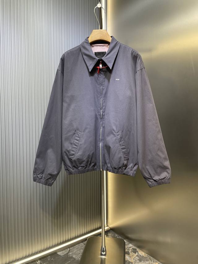 Prada普拉达 小字母Logo双面双色拼色新款棉质翻领，这款以棉质面料制作而成，以休闲风格为特色，呈现柔和轻盈的轮廓。正面普家刺绣字母微标，拉链式开合，撞色衬