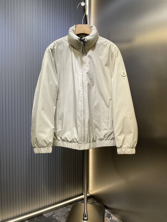 Moncler 羽绒服 2025最新款时尚设计师款羽绒外套.处处细节显工艺足够的高级 结构性剪裁的设计改变来展现男士多样的形象变化，修身利落、剪裁合体，满足时下