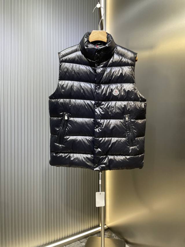 Moncler特级 羽绒马甲 原版订制五金配件全进口原版定制 欢迎对比 绝对的高品质 采用顶级95白鸭绒 超柔软 充羽量蓬松饱满 超级重工 面料做工杠杠的版型完