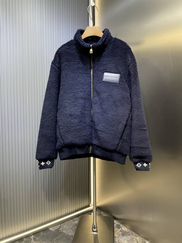 Lv 驴家 24Ss秋冬新款绒面束腰夹克为袖口和内领融入撞色 Monogram 提花织纹，再于胸前皮革贴饰压印路易威登标识。科技面料内衬铺陈全幅 Monogra