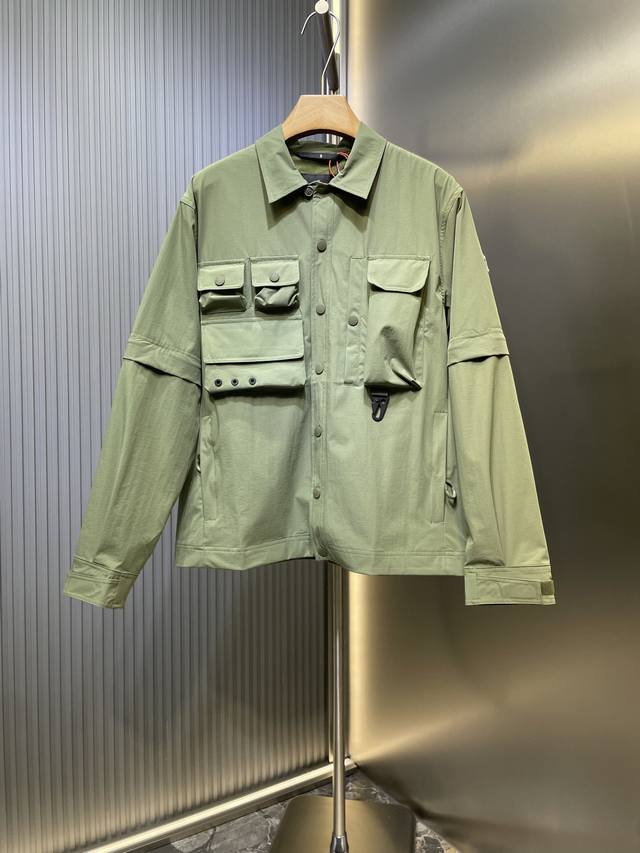 Moncler Grenoble 功能户外夹克 定制定染双弹丝光府绸 定染柔网春亚纺 质感卓越 舒适贴肤 以深海为灵感的海军蓝 当代绅士的低调宣言 机能口袋系统