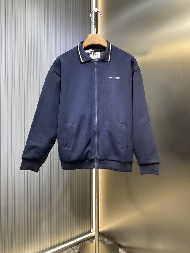 Miu Miu25Ss字母刺绣珠地布翻领外套 正品25400购入开发 60支540克双股珠地复合面料 扁机罗纹 进口刺绣 面料复合 定制1：1拉链 定制1：1商