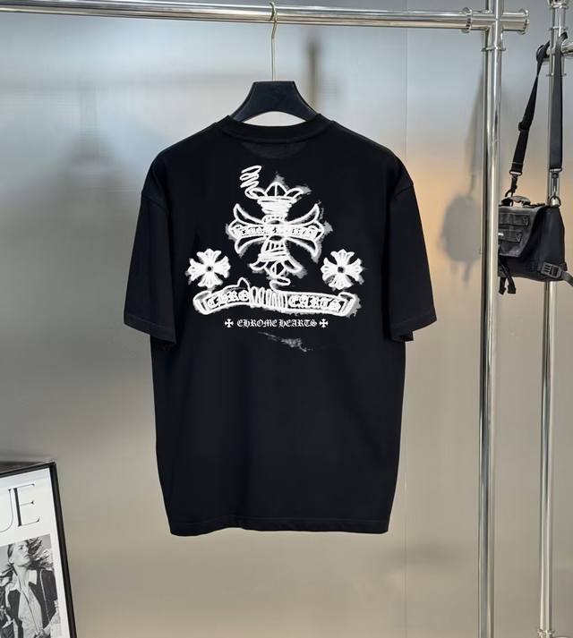 克罗心2640春夏新品时尚圆领短袖高级定制百搭款式！更有实用感 任何人都可以轻松驾驭 采用95%棉+5%天丝面料制作，手感非常奈斯，不起球，不变形，奢华经典Lo