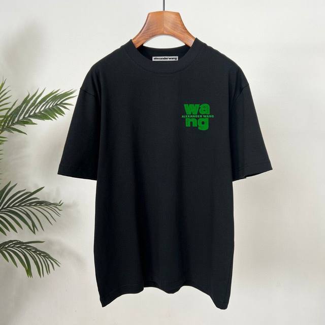 亚历山大王夏季新款采用索罗纳面料，超级柔软亲肤！标识高级字体印花 内里走线工整细致，上身时尚潮流！高端百搭款，品质可见！码数：S-Xxl 颜色：黑，白