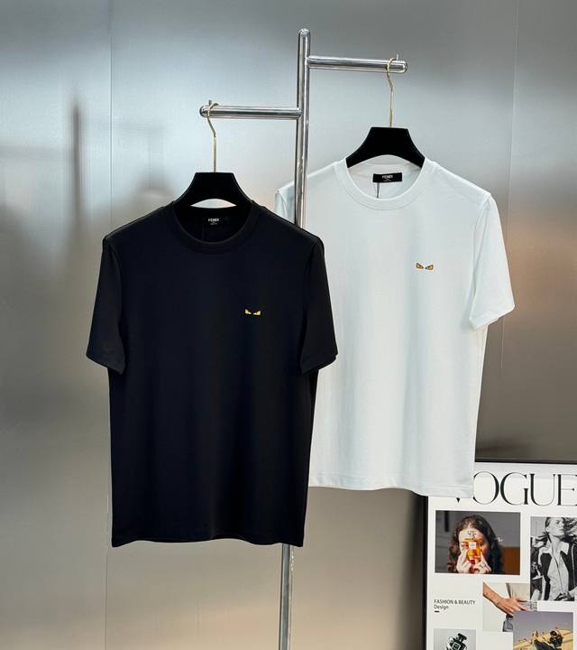 Fend*I芬迪25春夏新款圆领短袖.经典小怪兽.高版本推荐～干净简单款式.胸前小怪兽眼睛立体搭配.定制250G丝光棉面料.冰爽丝滑.舒适柔软值得推荐！清晰立体
