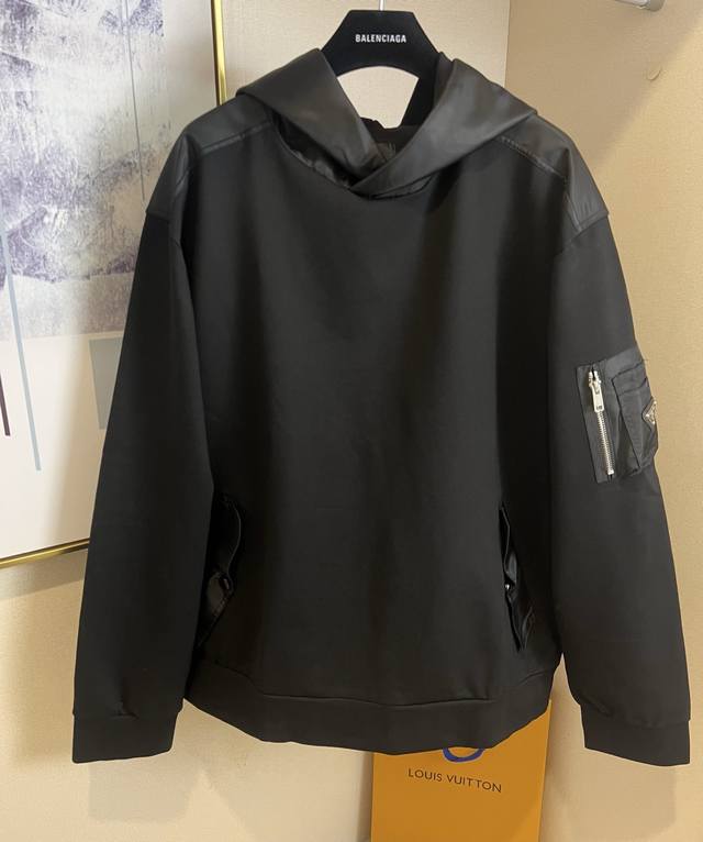 Size:S M L Xl单配色 男女同款 Prada普拉达Ss25休闲风工装连帽卫衣、Pradass25早春男士新款来啦 今年的风格还是很抗打 简约又有质感